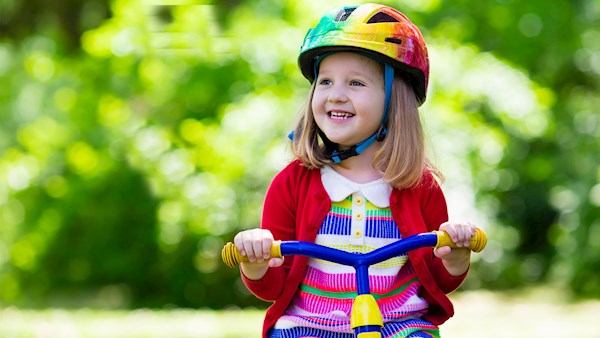 childrenswear-knitwear-girl-cycling