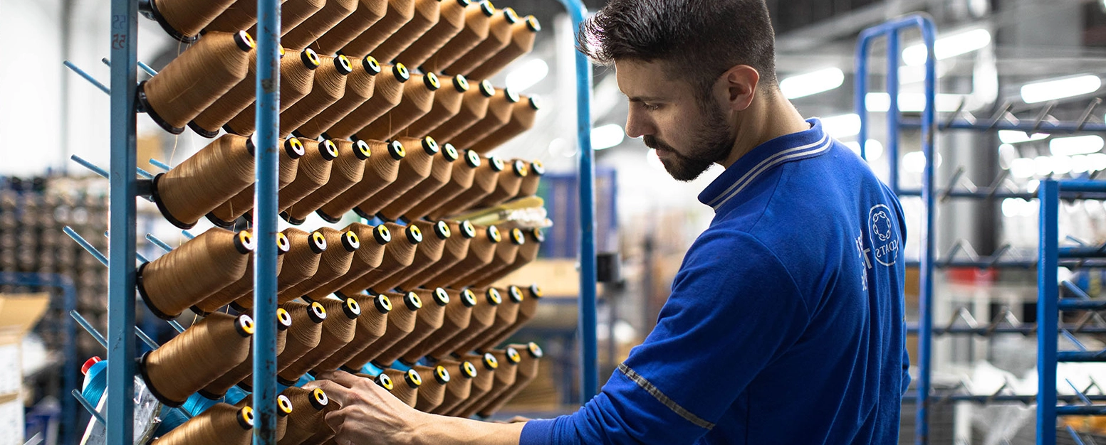 Coats Turkish employee selecting one thread cone